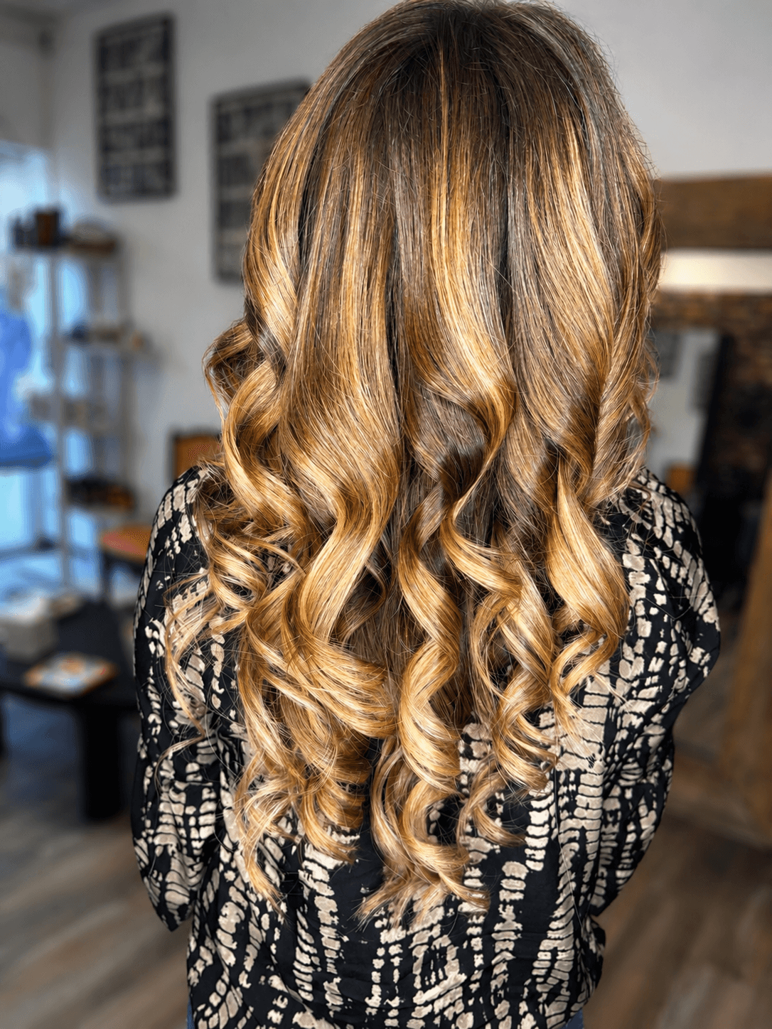 Ombré miel
Un dégradé lumineux aux reflets dorés, pour une chevelure ensoleillée et naturelle.