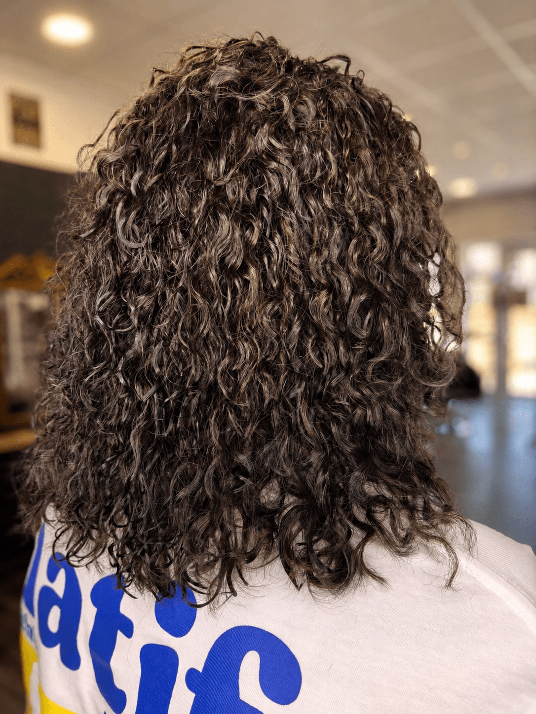 Permanente
Des boucles douces et définies, pour un volume naturel qui dure.